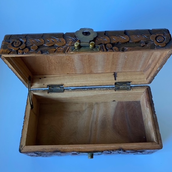 Vintage Wooden Trinket Box: Decorated with In-Relief Oriental Scenery Carvings - Picture 7 of 10